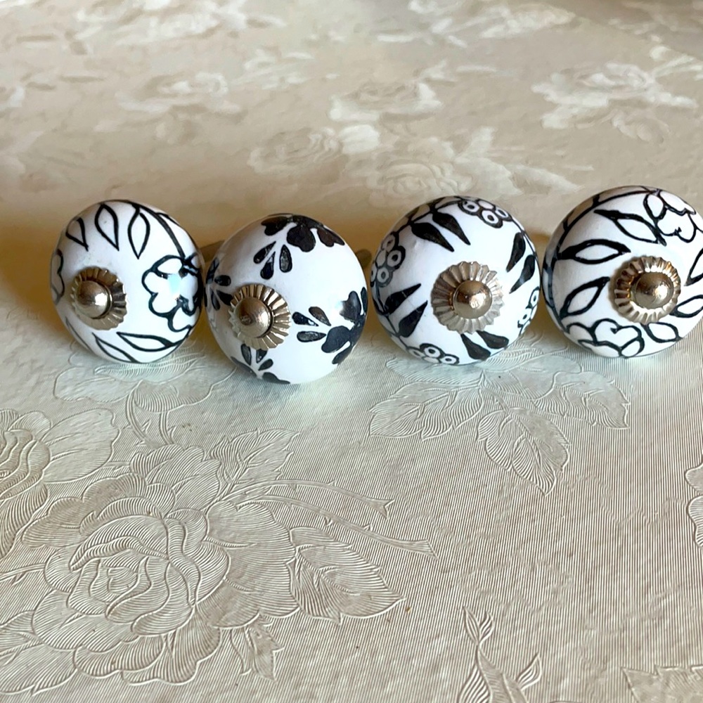 Dresser knobs set of 4 mix B&W